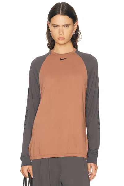 Nikeskims Stretch Knit Relaxed Long Sleeve Top In Carob Brown & Boulder