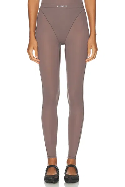 Nikeskims Weightless V-panel Tight In Brown