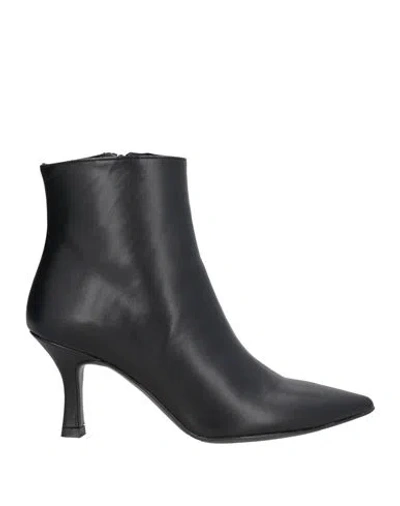 Nila & Nila Woman Ankle Boots Black Size 8 Goat Skin