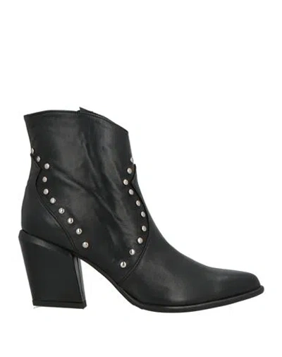 Nila & Nila Woman Ankle Boots Black Size 8 Leather