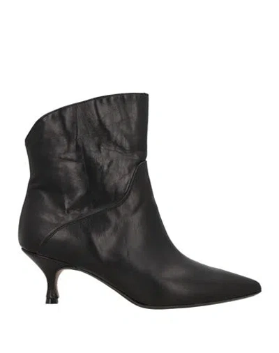 Nila & Nila Woman Ankle Boots Black Size 8 Leather