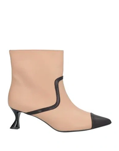 Nila & Nila Woman Ankle Boots Black Size 8 Leather
