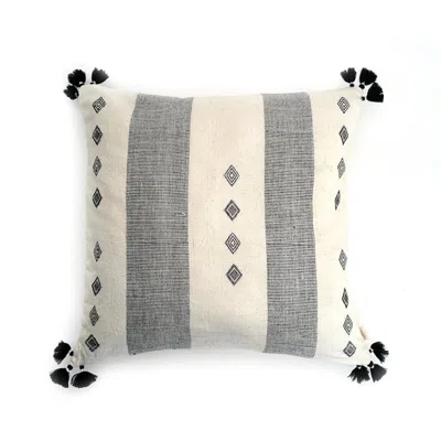 Nimmit Trekant Handwoven Pillow Cover In Black