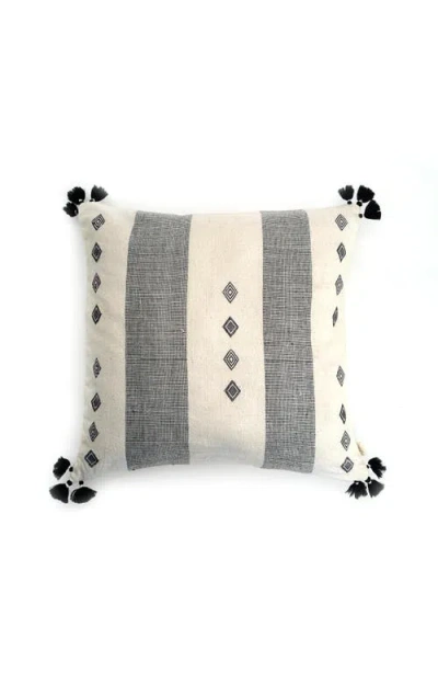 Nimmit Trekant Handwoven Pillow In Natural/black