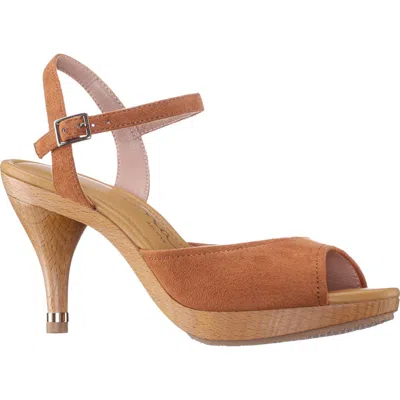Nina Rock Sandal In Honey