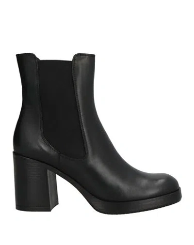 Noa A. Woman Ankle Boots Black Size 11 Calfskin