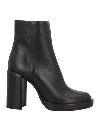 Noa A. Woman Ankle Boots Black Size 6 Leather