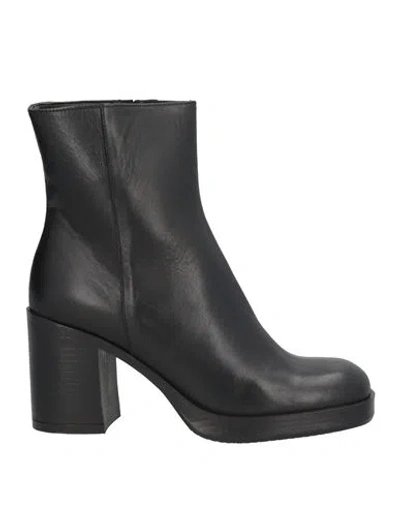Noa A. Woman Ankle Boots Black Size 7 Calfskin