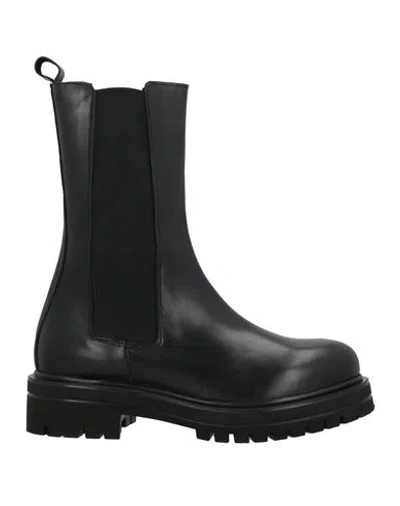 Noa A. Woman Ankle Boots Black Size 7 Leather