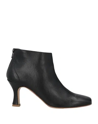 Noa A. Woman Ankle Boots Black Size 8 Leather