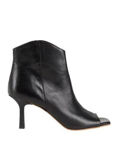 Noa A. Woman Ankle Boots Black Size 8 Leather