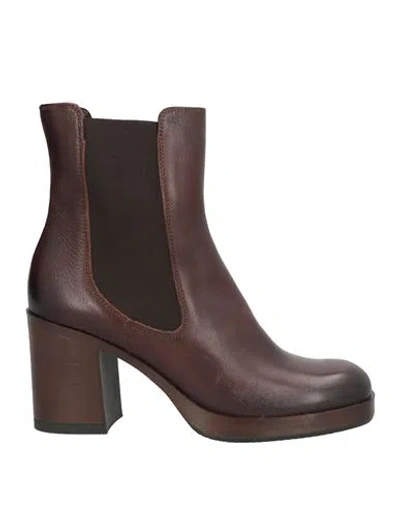Noa A. Woman Ankle Boots Brown Size 11 Leather