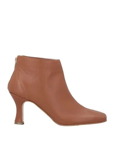 Noa A. Woman Ankle Boots Camel Size 8 Leather In Sand