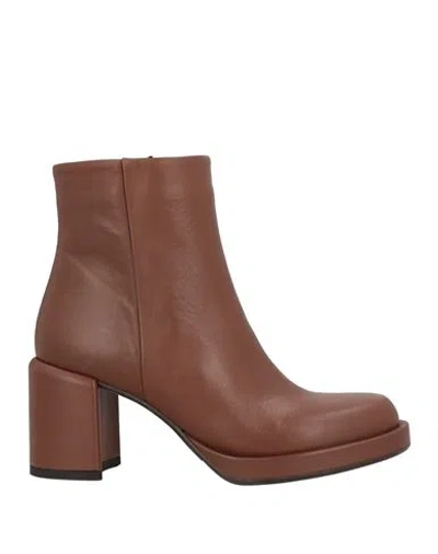 Noa A. Woman Ankle Boots Chocolate Brown Size 7 Leather