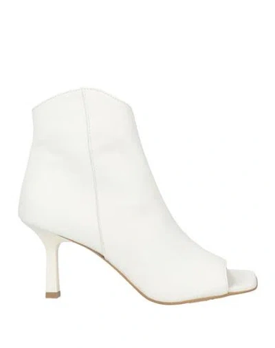 Noa A. Woman Ankle Boots Cream Size 8 Leather In White
