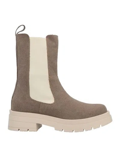 Noa A. Ankle Boots In Beige
