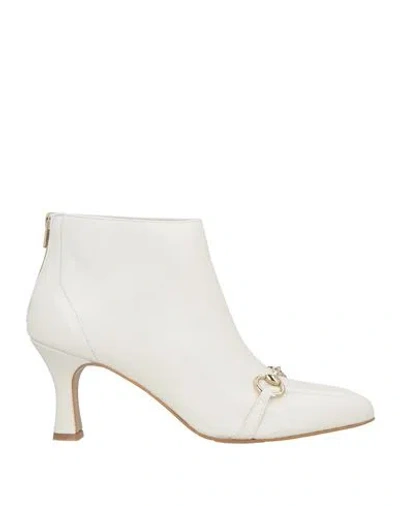 Noa A. Woman Ankle Boots Off White Size 8 Leather