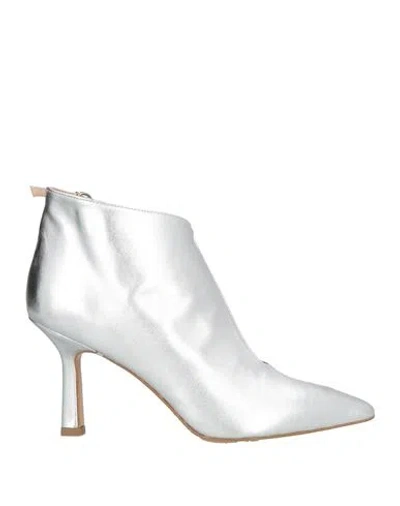 Noa A. Woman Ankle Boots Silver Size 10 Leather