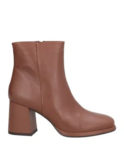 Noa A. Woman Ankle Boots Tan Size 7 Leather