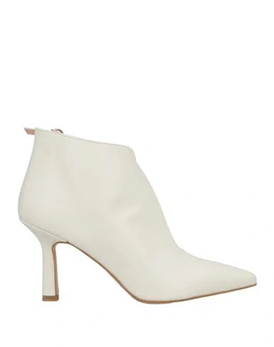 Noa A. Woman Ankle Boots White Size 9 Leather