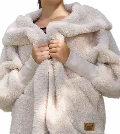 Nordic Beach Body Wrap In Fluffy Frape In Neutral