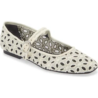 Nordstrom Rack Acinda Flat In Ivory