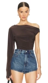 Norma Kamali One Sleeve Drop Shoulder Side Drape Top In 巧克力色