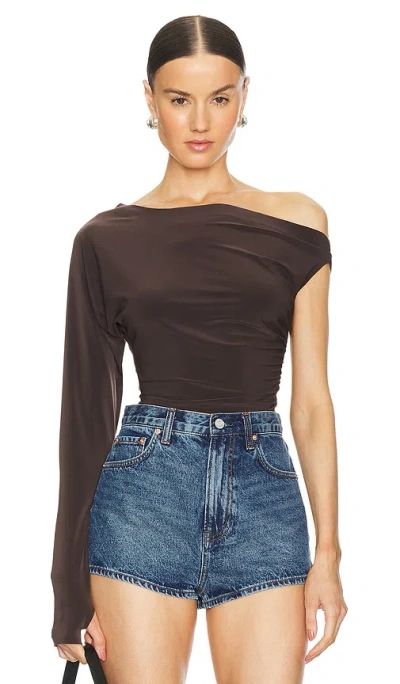 Norma Kamali One Sleeve Drop Shoulder Side Drape Top In 巧克力色