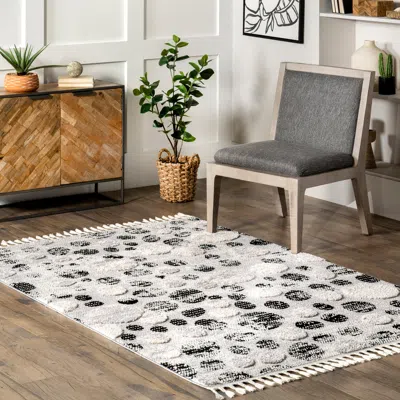 Nuloom Carli Modern Pebble Tasseled Area Rug In White