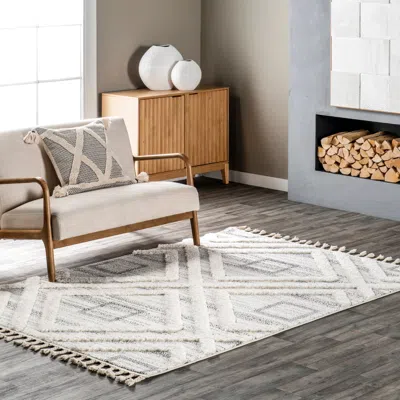 Nuloom Dae Geometric High/low Tasseled Area Rug In White