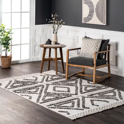 Nuloom Eilene Geometric Diamond Tasseled Area Rug In Neutral
