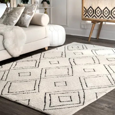 Nuloom Hand Tufted Dawne Area Rug In White