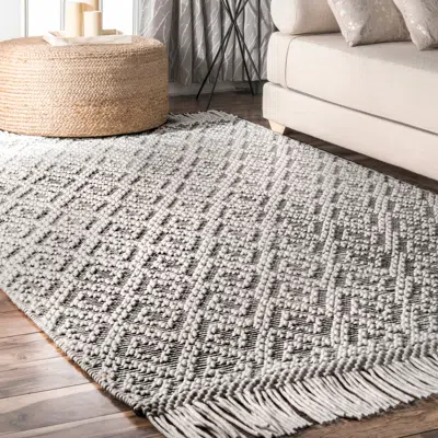 Nuloom Hand Woven Darlene Tassel Area Rug