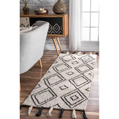 Nuloom Lisha Moroccan Diamond Tassel Area Rug In Brown