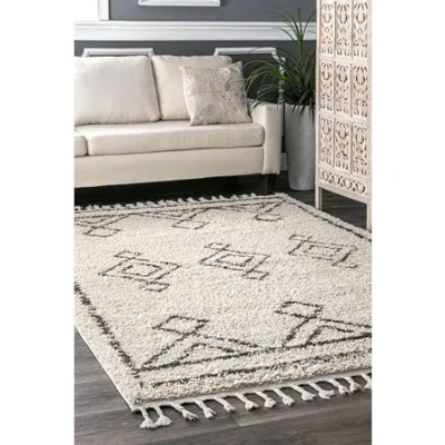 Nuloom Mackie Moroccan Diamond Tassel Area Rug In White