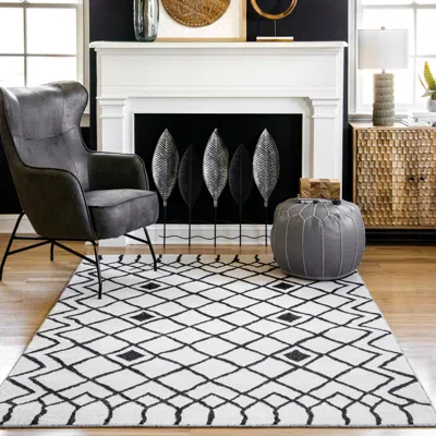 Nuloom Remi Modern Lattice Area Rug In White
