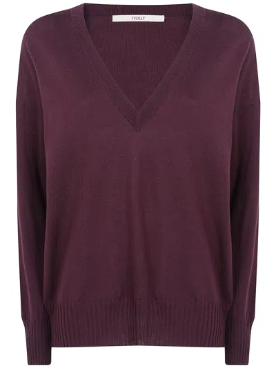 Nuur Long Sleeves V Neck Sweater In Burgundy