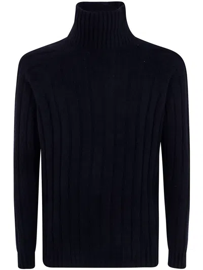 Nuur Long Sleeves Turtle Neck Sweater In Black