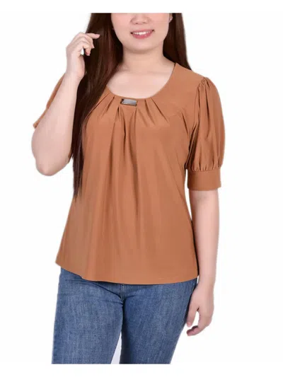 Ny Collection Plus Size Short Sleeve Balloon Sleeve Top With Hardware In Brown