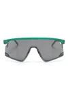 Oakley Bxtr Shield-frame Performance Sunglasses In Grün