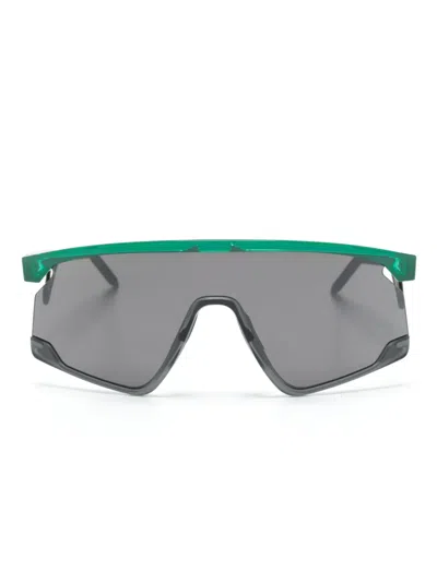 Oakley Bxtr Shield-frame Performance Sunglasses In Grün