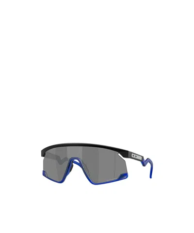 Oakley Geometrically Framed Sunglasses In Gray