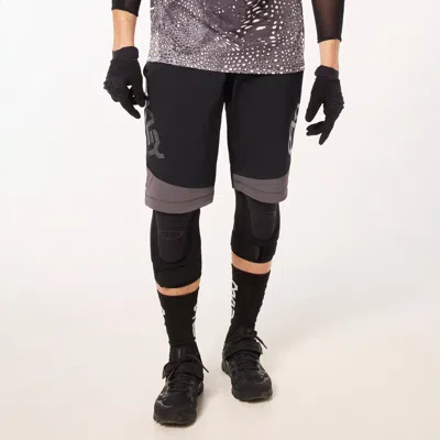 Oakley Maven Scrub Short In Black,grey