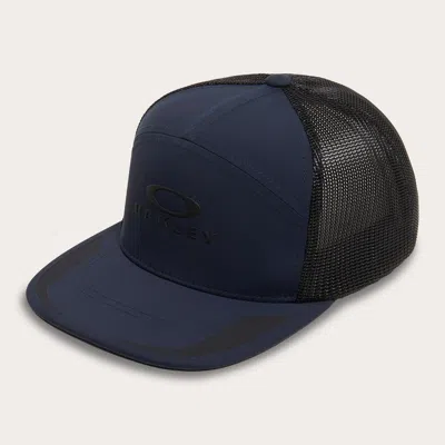 Oakley Podium Trucker Hat In Black