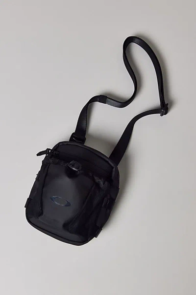 Oakley Rover Crossbody Bag In Blackout, Men's At Urban Outfitters
