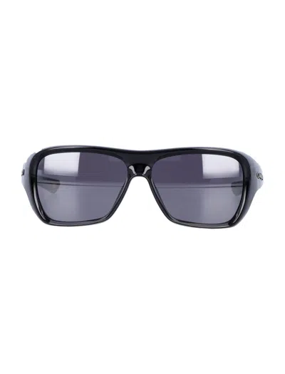 Oakley Sporty Wraparound Sunglasses With Uv Protection In Gray
