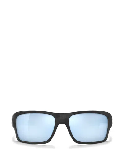 Oakley 터빈 직사각 프레임 선글라스 In White