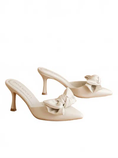 Oasis Society Women's Jane Bow Kitten Heel In White
