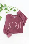 OAT COLLECTIVE WOMEN'S XOXO MINERAL GRAPHIC SWEATSHIRT IN VINTAGE MAROON