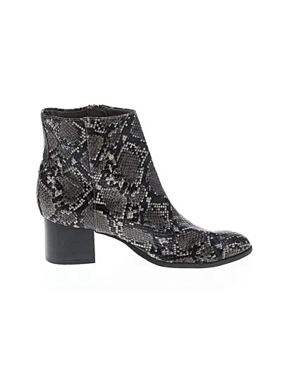 Pre-owned Old Navy Ankle Boots In Black